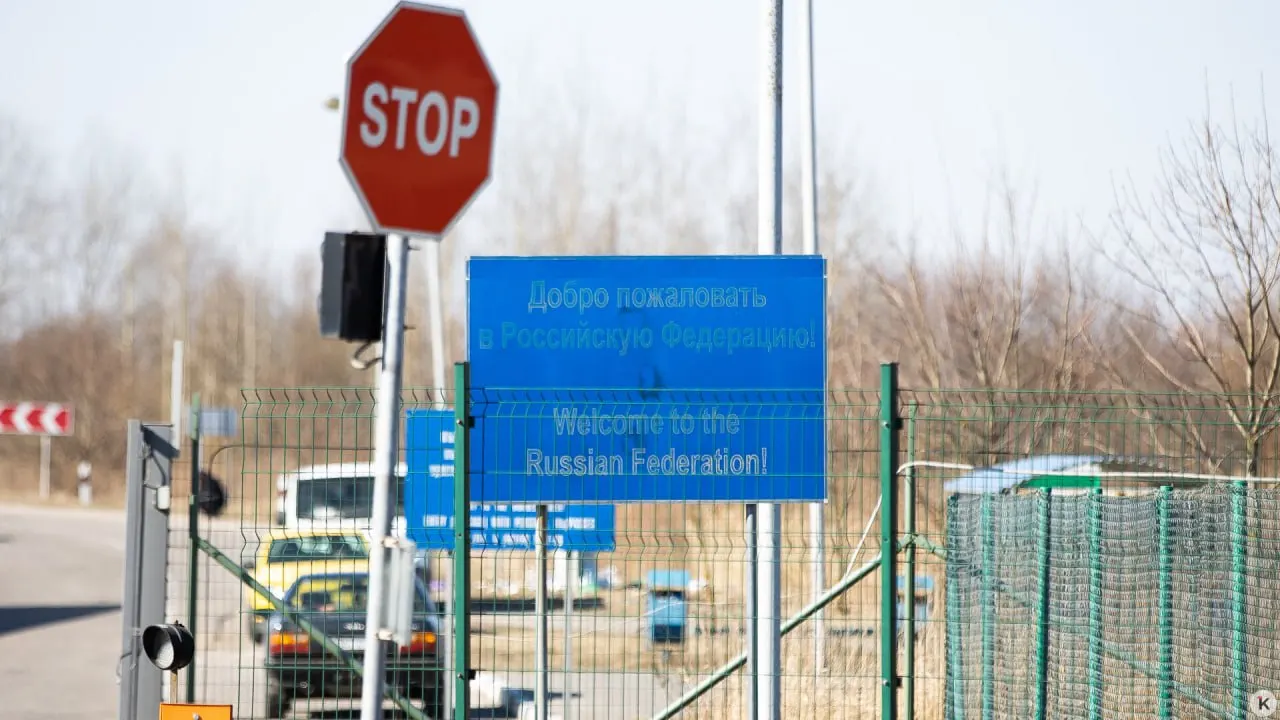 С вечера 24 сентября часть автомобилей с европейскими номерами не пропускают через границу в Калининградскую область в рамках санкционных ограничений ЕС.