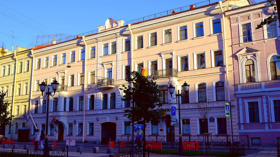 Москва объявила о прекращении функционирования немецкого Генконсульства в Санкт-Петербурге и закрытии немецких культурных центров в России; дипломатические отношения обострились.
