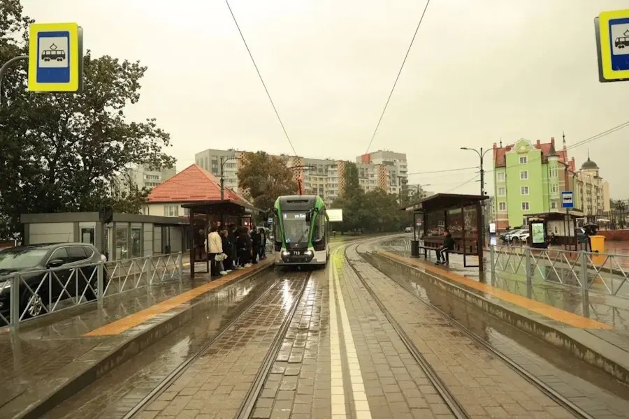 В Калининграде модернизировали 14 остановок из 66. Глава города Елена Дятлова посетила одну из обновленных остановок и обсудила вопросы уборки зимой и идею подогрева платформ.