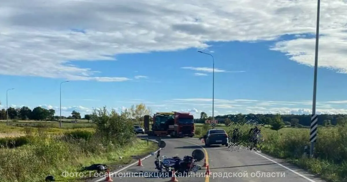 В Калининградской области произошло ДТП с участием мотоцикла и автомобиля Mitsubishi; водитель получил телесные повреждения, проводится расследование обстоятельств