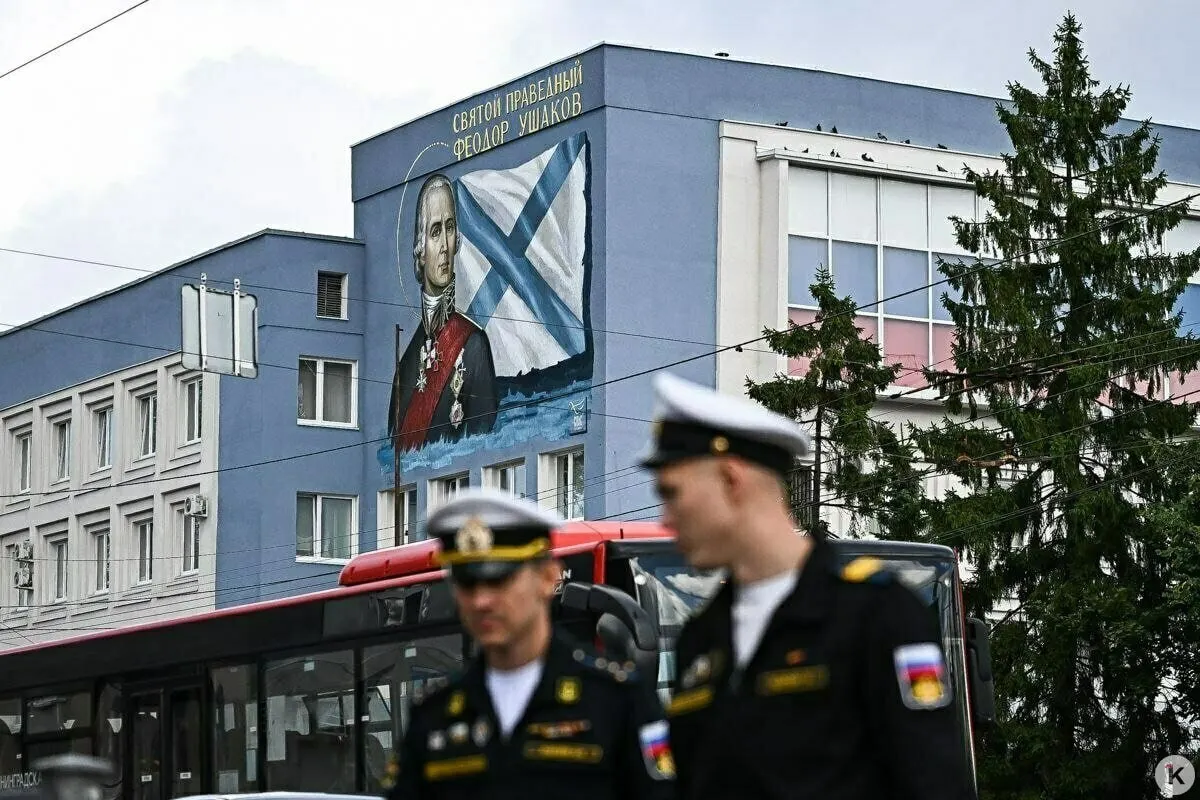 На фасаде Военной прокуратуры Балтийского флота возле Советского проспекта открыли мурал с образом адмирала Фёдора Ушакова. Церемония сопровождалась молебном и торжественной церемонией.