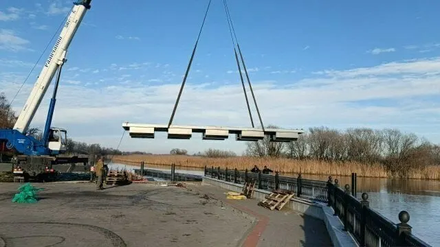 Полесск: реализована первая очередь плавучей набережной — готов первый участок длиной 38 метров, подведено электричество и водопровод. В дальнейшем планируется расширение до 120 метров и организация прогулочной зоны, чтобы принимать катера и яхты. Завершаются работы по привокзальной площади и в парке напротив храма.