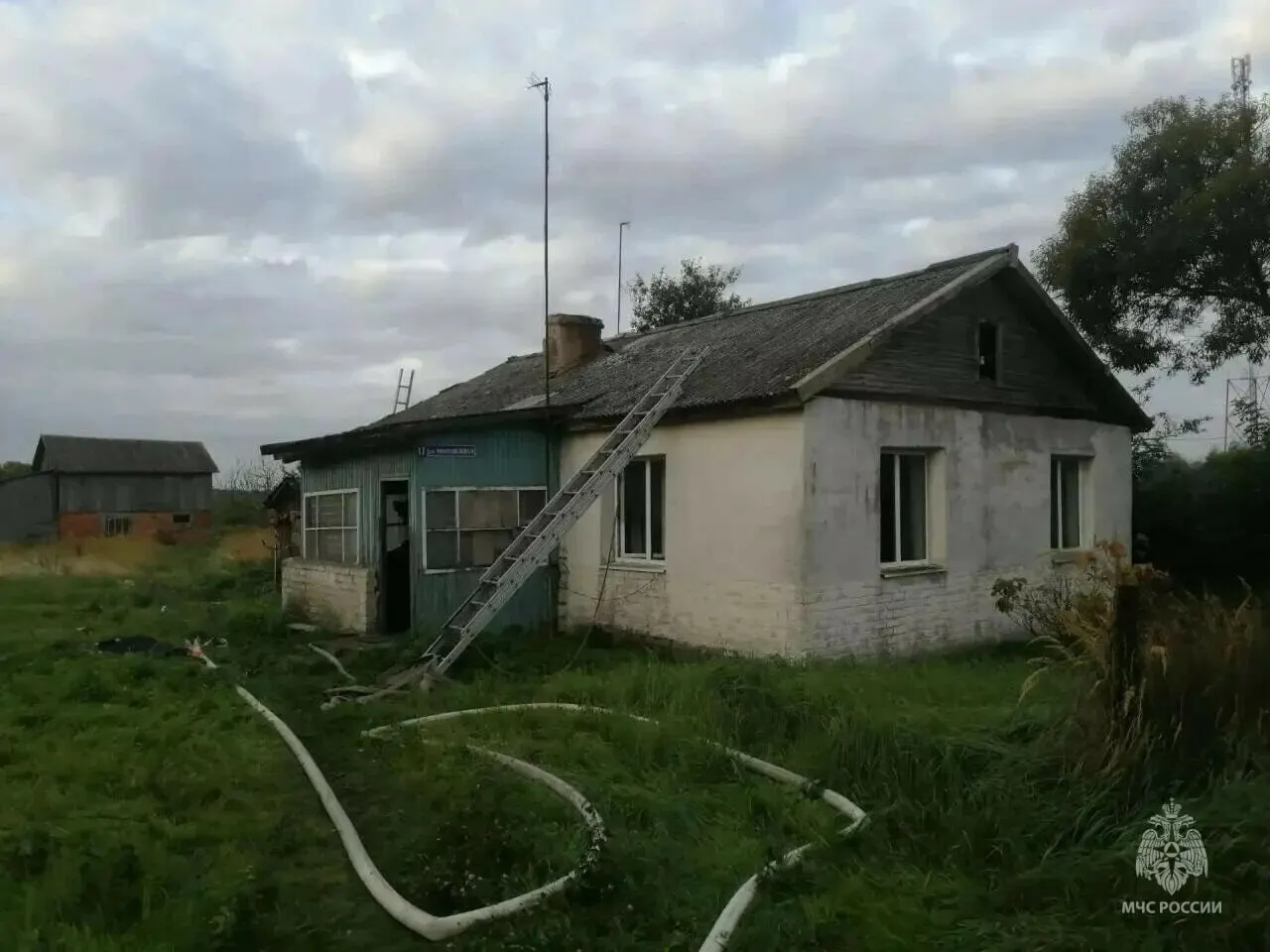 Пожар в частном доме на улице Молодёжной в посёлке Кумачёво унес жизнь мужчины 1967 года рождения; причины возгорания устанавливаются.