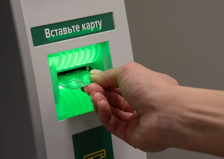 Предлагаются новые основания для блокировки: частичное совпадение ФИО и даты рождения клиента с данными лиц из перечня, чьи средства подлежат заморозке, что позволит банкиру оперативно приостанавливать операции.
