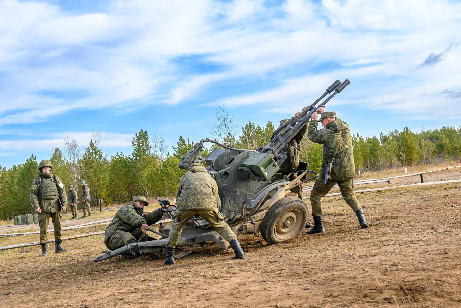 Численность вооружённых сил вырастет примерно на 15,5 тысяч военнослужащих.