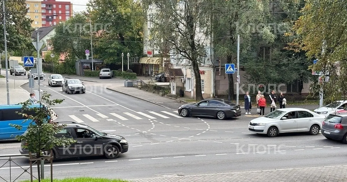 После реконструкции перекрёстка в Калининграде начал работать новый светофор; первые наблюдения показывают плавность движения по ключевой магистрали.