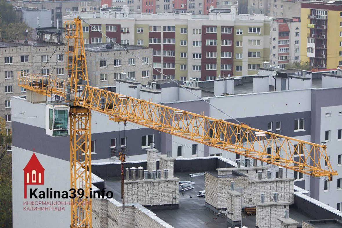 Регион продолжает испытывать спад в строительной активности: падение объёмов, снижающийся ввод жилья и снижение продаж квартир, при этом власти продолжают выдавать разрешения на застройку.