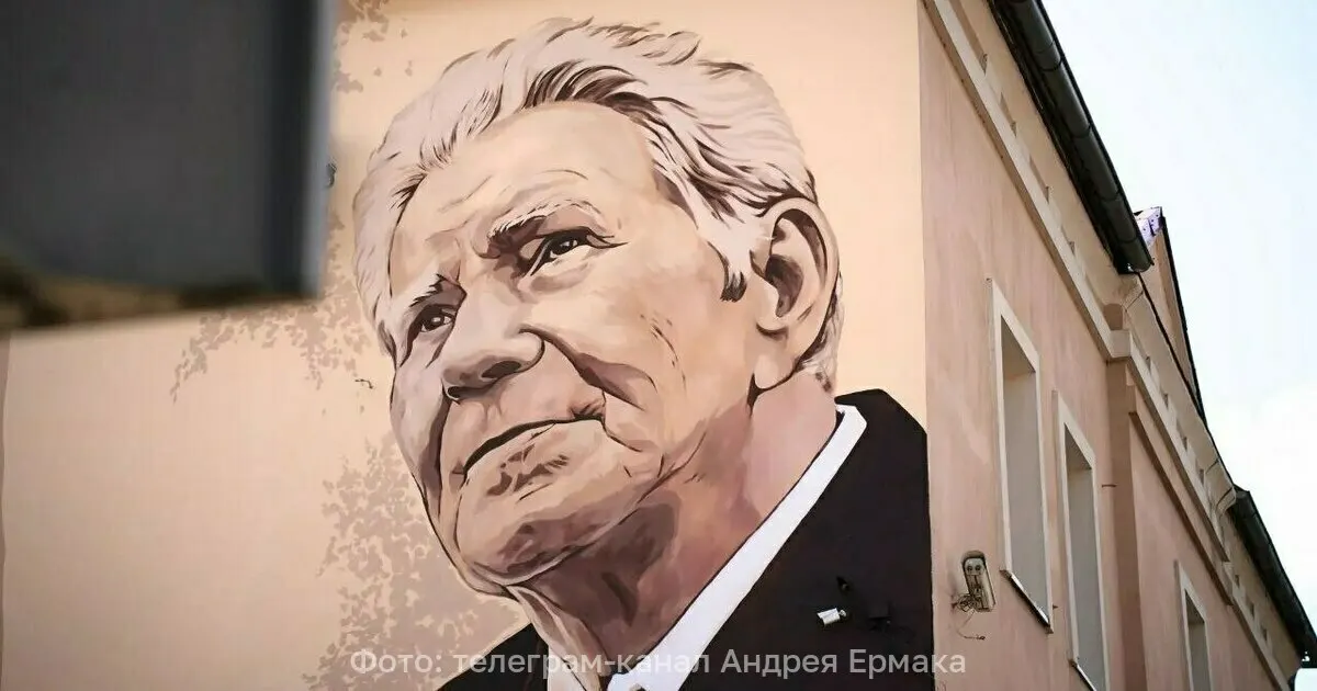 Монумент возле вокзала Черняховска увековечивает память архитектора Ивана Матвы и подчеркивает вклад в сохранение исторического облика города.