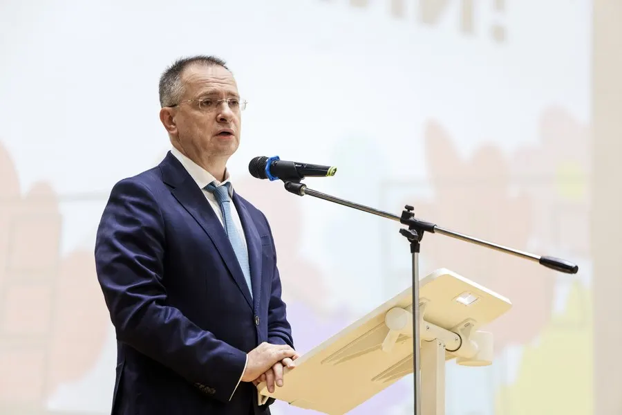 Экс-министр культуры и глава РВИО объяснил ученикам калининградской школы №58, как перераспределят часы по обществознанию и зачем стоит отказаться от старых учебников.
