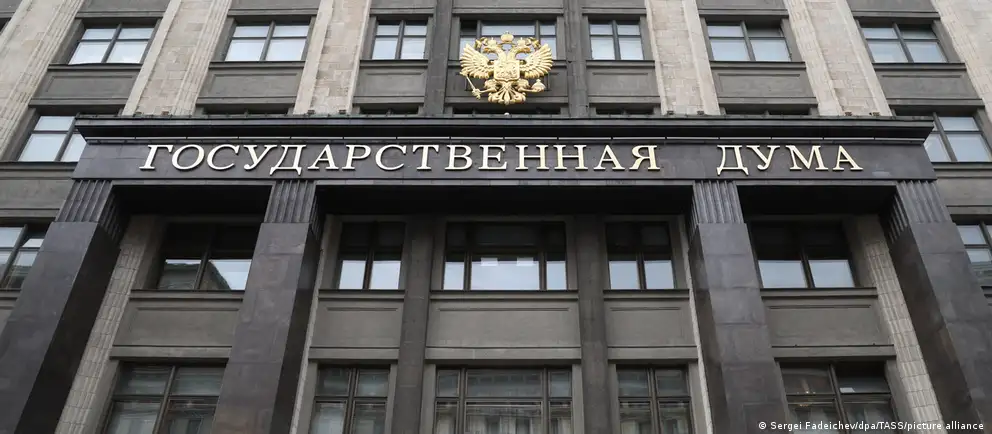 «Яблоко» сталкивается с запретами на федеральном уровне, давлением и судебными разбирательствами, при этом продвигая региональных кандидатов на фоне политической напряженности.