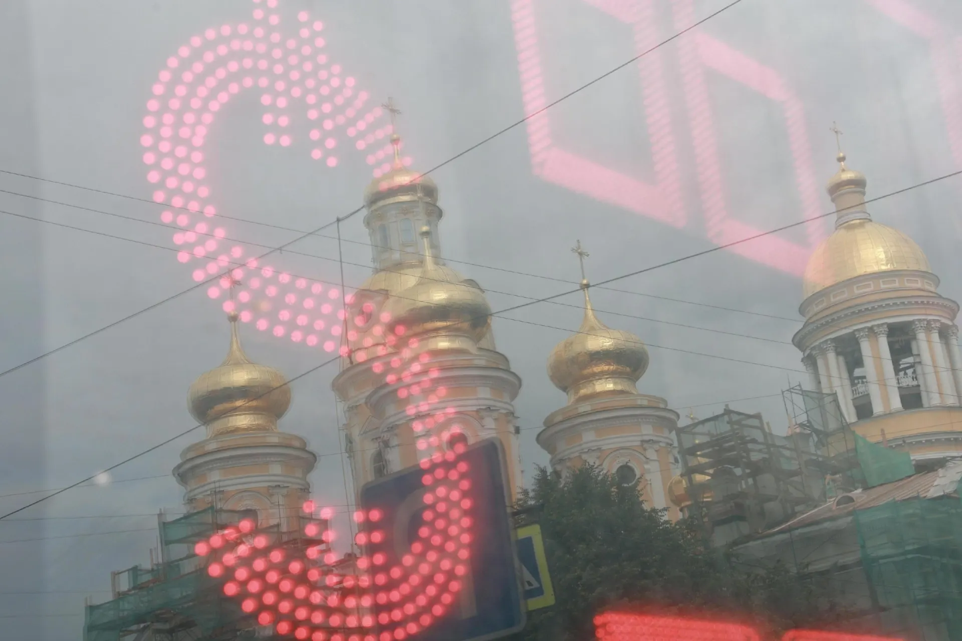 Рубль ослаб за лето примерно на четверть, аналитики обсуждают возможные сценарии дальнейшего движения валюты.