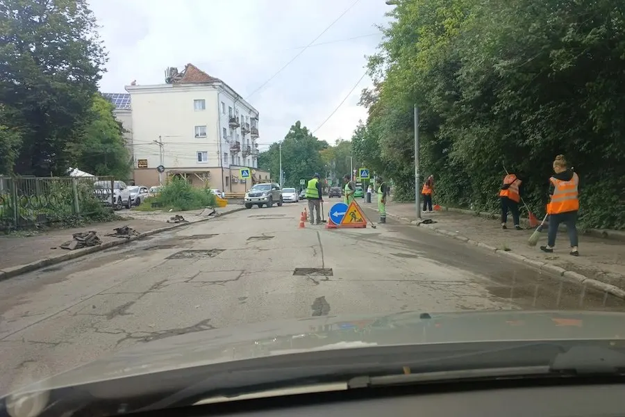 После жалобы губернатора на состояние дороги в Калининграде на улице Коммунальной выполнен ямочный ремонт.