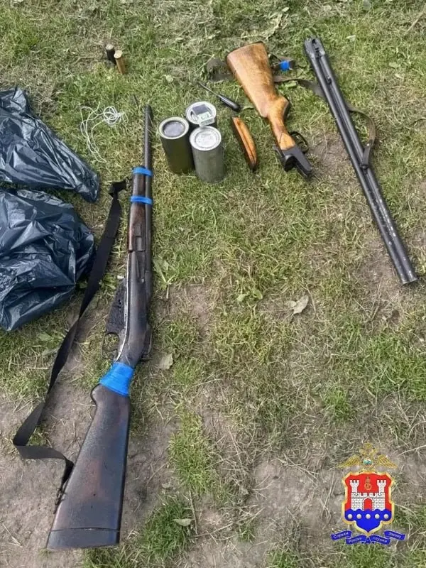 Сотрудники регионального УМВД изъяли у жителя поселка Мозырь винтовку Мосина, гладкоствольное ружьё калибра 16 и свыше 650 граммов пороха; возбуждено уголовное дело.
