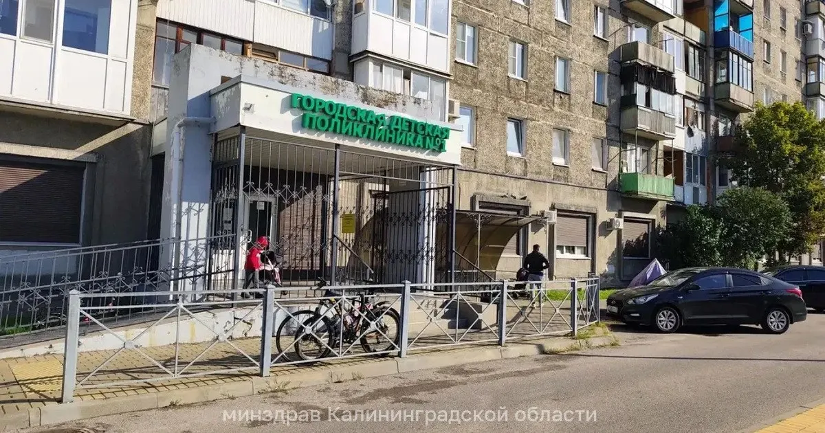 В первый школьный день детская поликлиника зафиксировала кратковременный сбой, связанный с ажиотажем у входа.