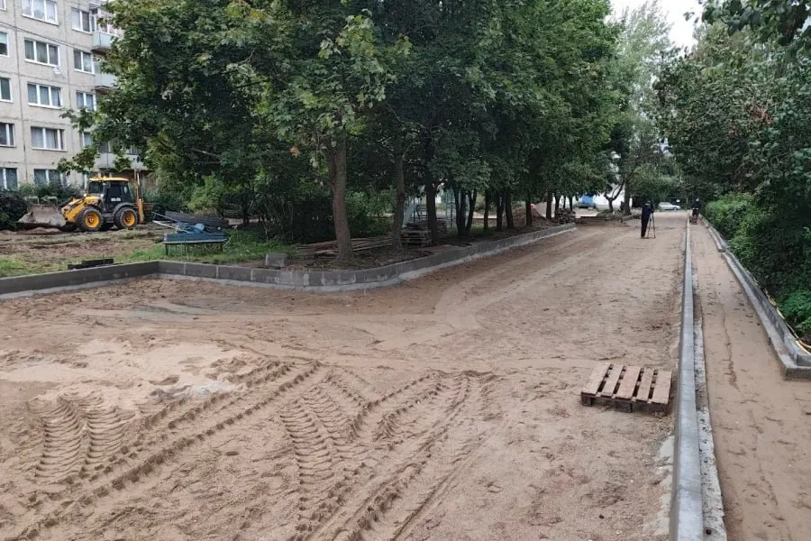 Глава администрации Калининграда Елена Дятлова отмечает, что качественное благоустройство в городе в первую очередь идёт на общественных территориях, тогда как придомовые дворы теряют игровые элементы и площадки для детей.