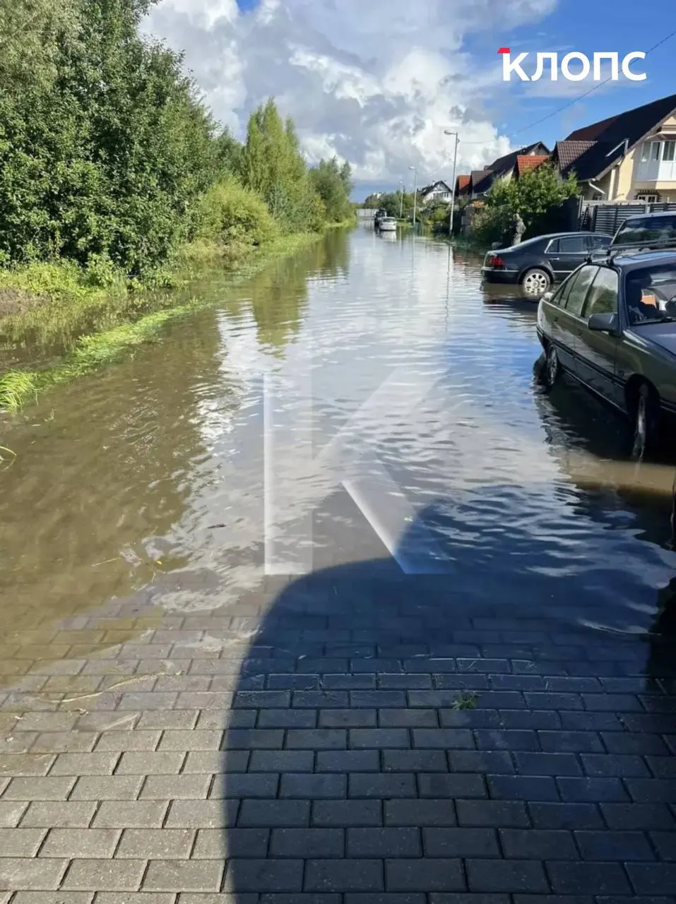 После сильных дождей в поселке Малый Лесной вода поднялась до колена, местные жители сообщают о трудностях передвижения и ожидают расчистку водоотводов в следующем году.