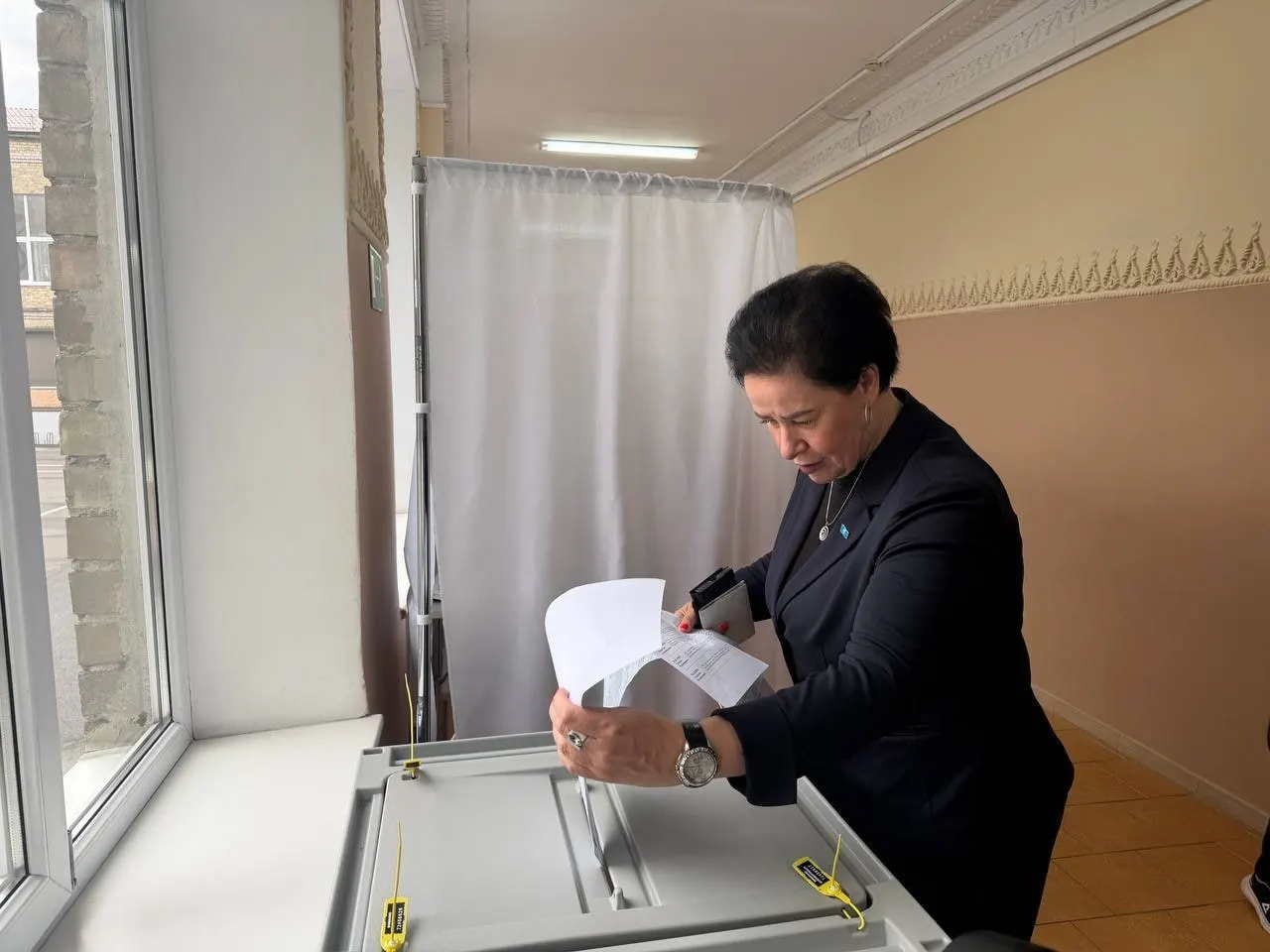 Глава администрации Калининграда Елена Дятлова проголосовала на участке и рассказала, как будут работать участки в дни голосования.