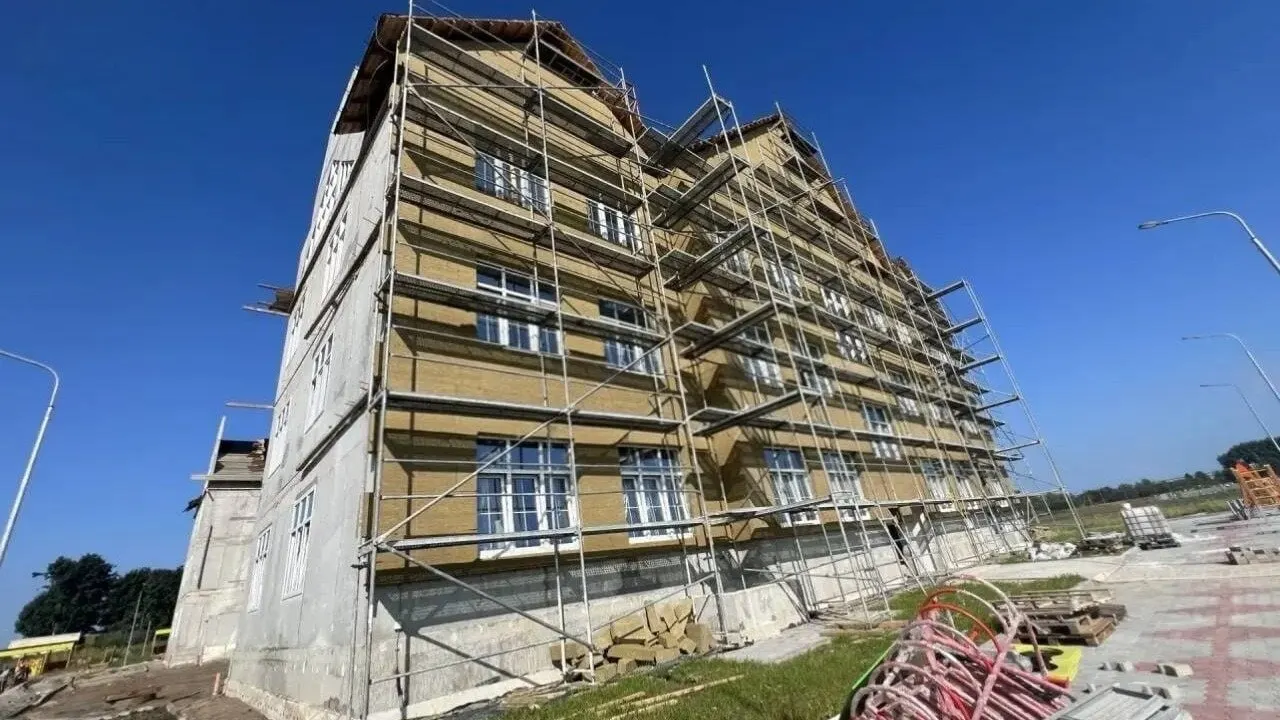 Прокуратура выявила нарушения по охране труда и пожарной безопасности на объекте детсада в Гвардейске и возбудила дело против подрядчика.
