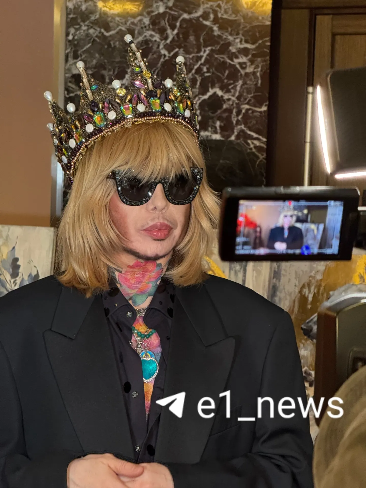Российские дизайнеры со всей страны принимают участие в фестивале, демонстрируя отечественные решения и поддержку локальной индустрии моды.