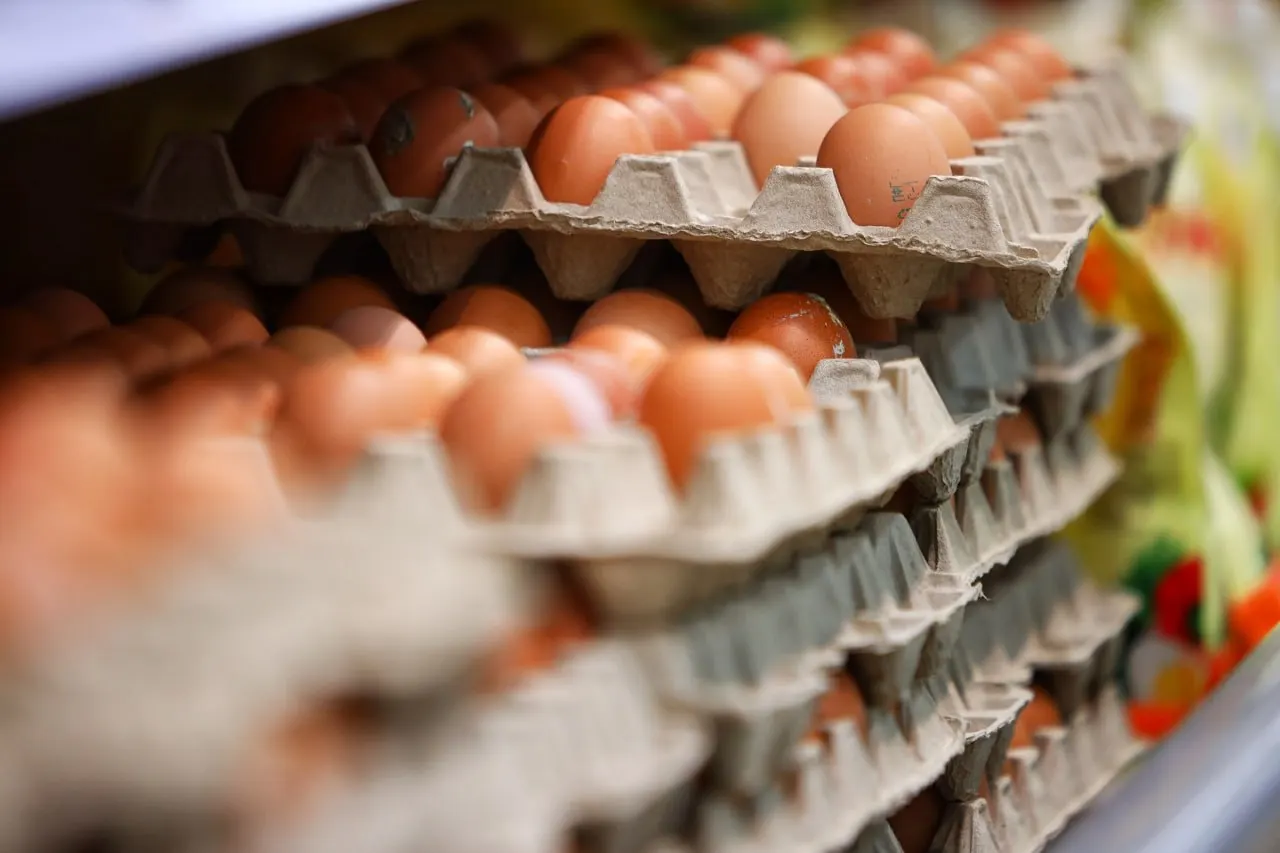 В 2025 году цены на основные продукты повысились примерно на 14,4%, доля расходов на их покупку составила 30,7%, что на 3,6 процентных пункта меньше, чем годом ранее.