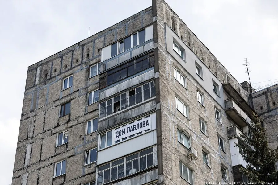 В Калининграде в доме №68 на Московском проспекте временно ограничат подачу отопления, однако жильцам не начислят плату за тепло: подача тепловой энергии будет осуществляться бесплатно для сохранения эксплуатации здания в отопительный период 2026–2027 гг. Выпадающие доходы «Калининградтеплосети» планируется возместить до 30 мая 2027 года. До 10 октября муниципалитет должен подготовить тепловой пункт и сети, а ограничение связано с угрозой аварий.