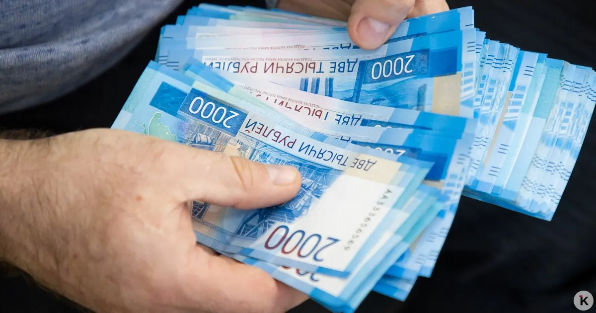 По итогам июля 2026 года средняя начисленная зарплата по стране составила около 109 524 руб., рост за год — 9,5%; региональные показатели Калининградской области — 90,3 тыс. руб. за месяц, прирост 11,1%.