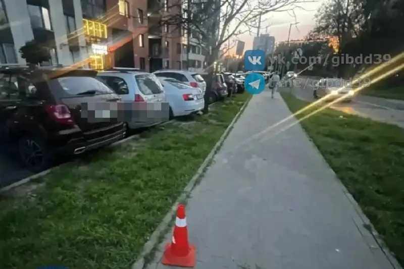 На ул. Батальной в Калининграде неустановленный водитель на электросамокате сбил 11-летнего пешехода и исчез с места происшествия; пострадавший получил медицинскую помощь.