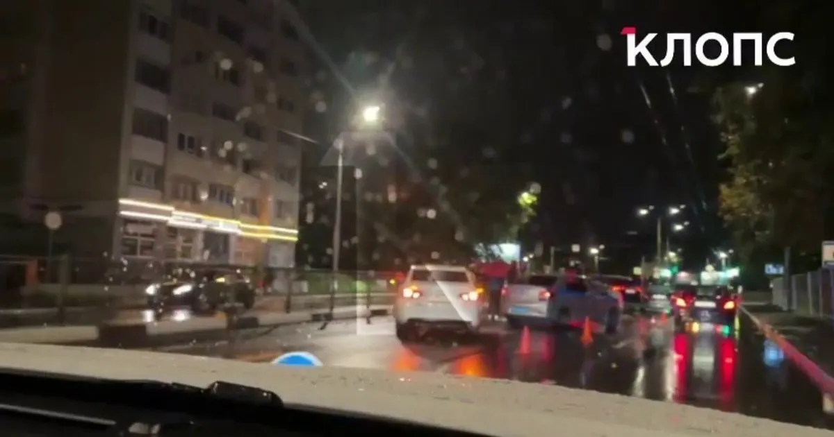 В Калининграде на Советском проспекте произошло дорожно-транспортное происшествие: столкнулись три автомобиля, курьер службы доставки погиб. Официальной информации о причинах аварии пока нет.