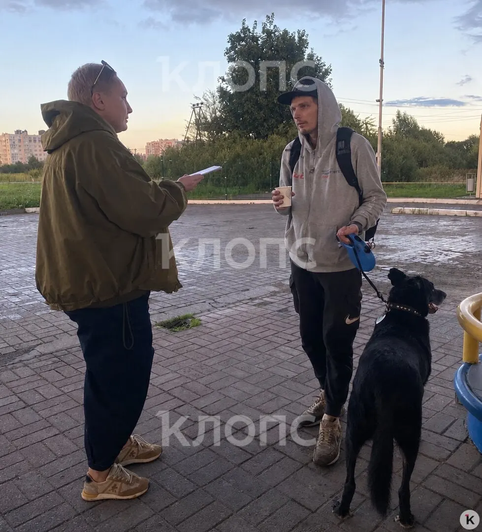 Максим, оказавшийся без дома после развода, живёт в палатке на окраине Калининградской области и ищет жильё, работу и возможность взять с собой своего пса.