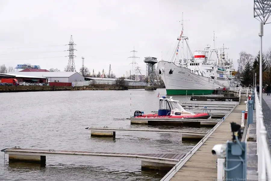 Причальные стенки вдоль реки Преголи передадут городской службе парковок; планируется сделать их платными и установить паркоматы.