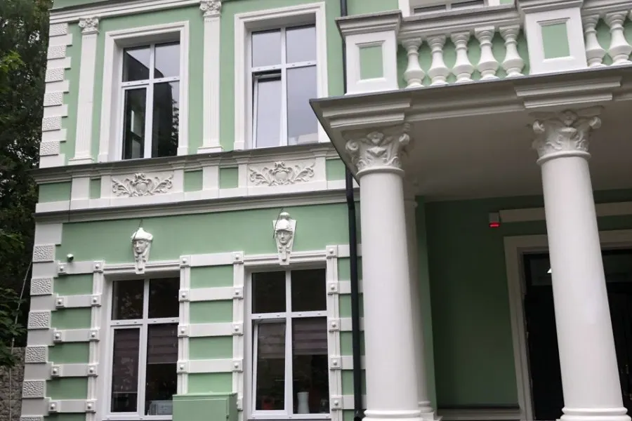 Расследование показало неправомерное расходование субсидий на капитальный ремонт здания, являющегося объектом культурного наследия, и заключение контракта с организацией без лицензии на реставрационные работы; обвинение предъявлено бывшему замначальника учреждения.