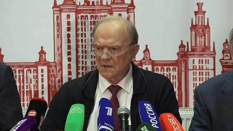 На брифинге Геннадий Зюганов выразил тревогу по поводу текущего курса политики и призвал к изменениям, заявив, что без них Россия может потерять в экономике и технологиях.