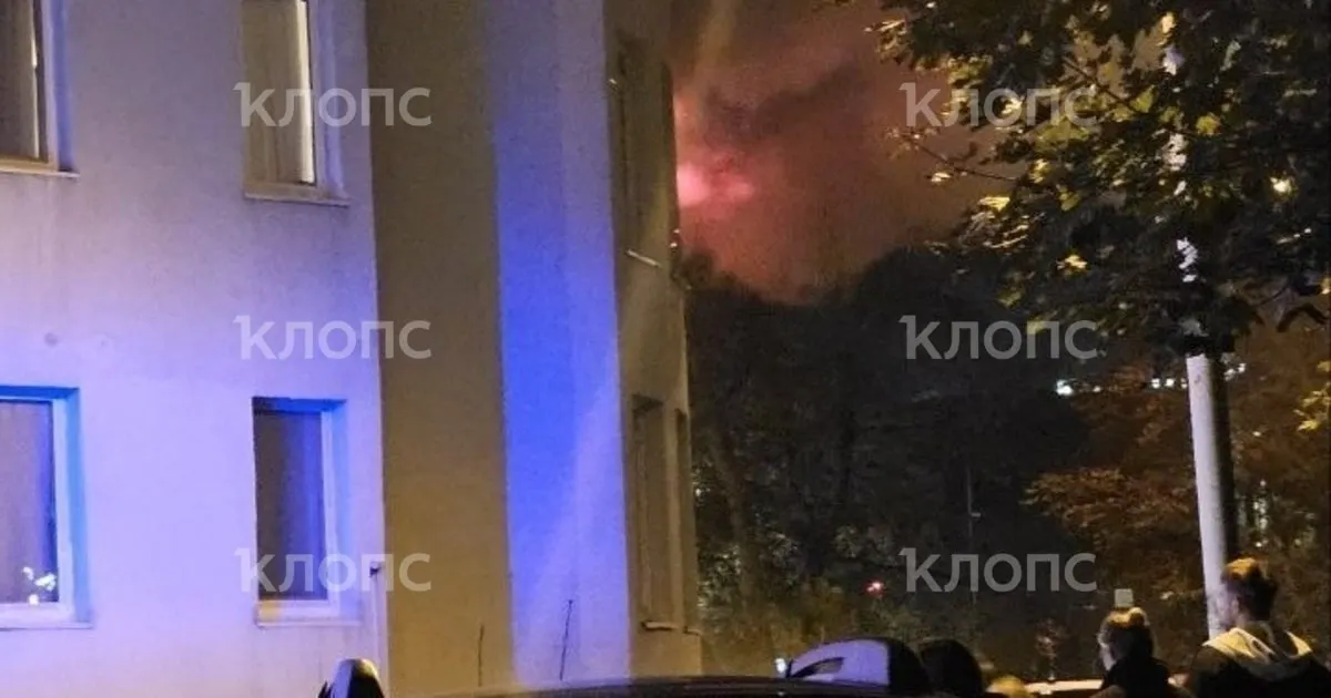 В Калининграде произошёл пожар в квартире на втором этаже 14‑этажного дома. Пострадавших нет; площадь возгорания — 25 кв. м. Эвакуировано 30 человек, в том числе 6 детей.