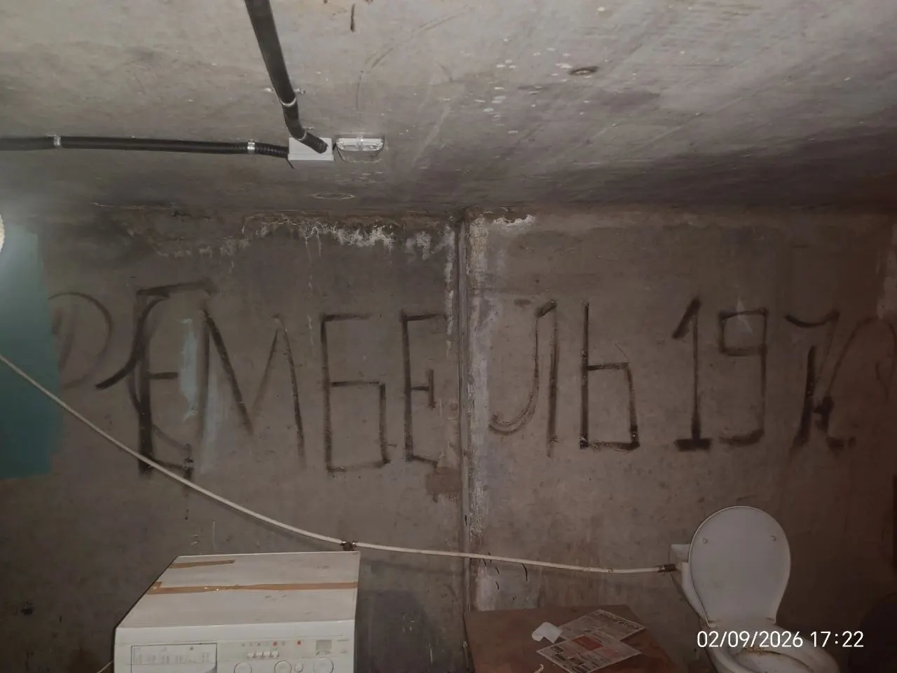 После начала войны власти отчитываются о подготовке укрытий, но регионы всё чаще перекладывают расходы на родителей, жильцов и ТСЖ, требуя взносов за оборудование подвалов.