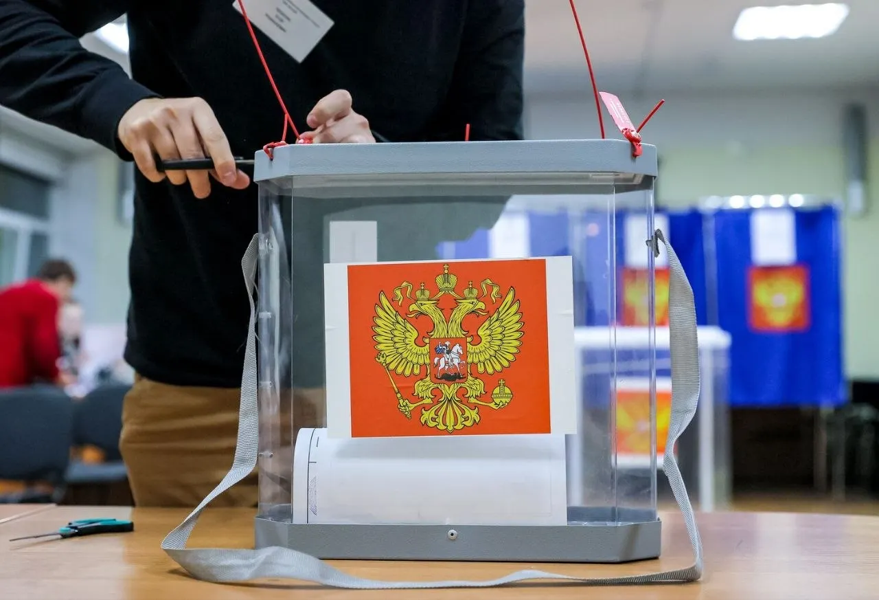 По данным экзит-полов лидирует партия «Единая Россия» с 53,5%; далее следуют КПРФ, ЛДПР и другие. Приведены проценты по партиям; 37% опрошенных воздержались. При подтверждении результатов ситуация может измениться.