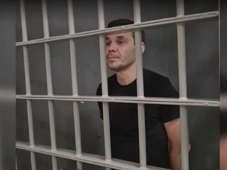 48-летний гражданин РФ и Швеции Максим Артемов получил 14 лет колонии строгого режима за госизмену; дело затрагивает денежные переводы в пользу ВСУ и рассматривалось в Краснодарском крае.