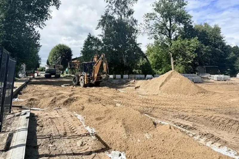 В Полесске завершаются благоустройство привокзальной площади и реконструкция прилегающего сквера, планируется новая прогулочная зона, обновлённый остановочный пункт и освещение.