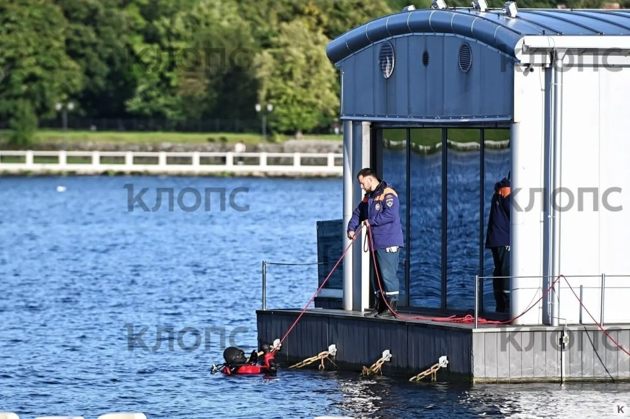 Утром в среду у спа‑комплекса «Посейдон» обнаружено тело мужчины. Спасатели продолжают работы по извлечению.