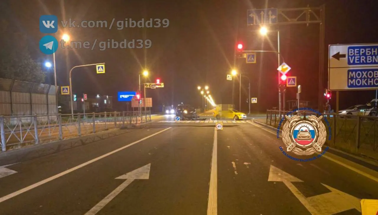 В Сосновке произошло ДТП с участием такси: водитель попытался проскочить на красный сигнал, двое пассажиров получили травмы. Полицейские устанавливают обстоятельства аварии.