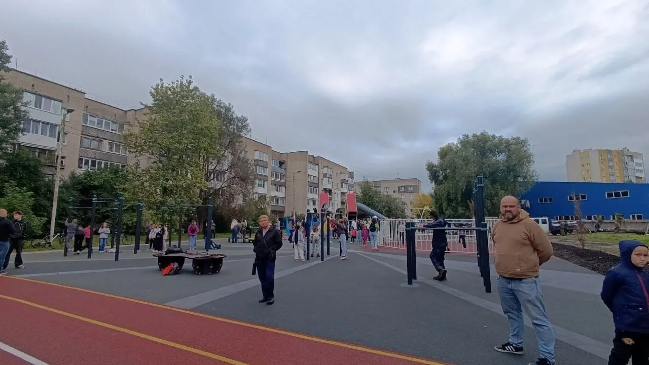 На улице Дзержинского, 44 открыли спортивную площадку и детский городок; рядом разместились качели и горка.