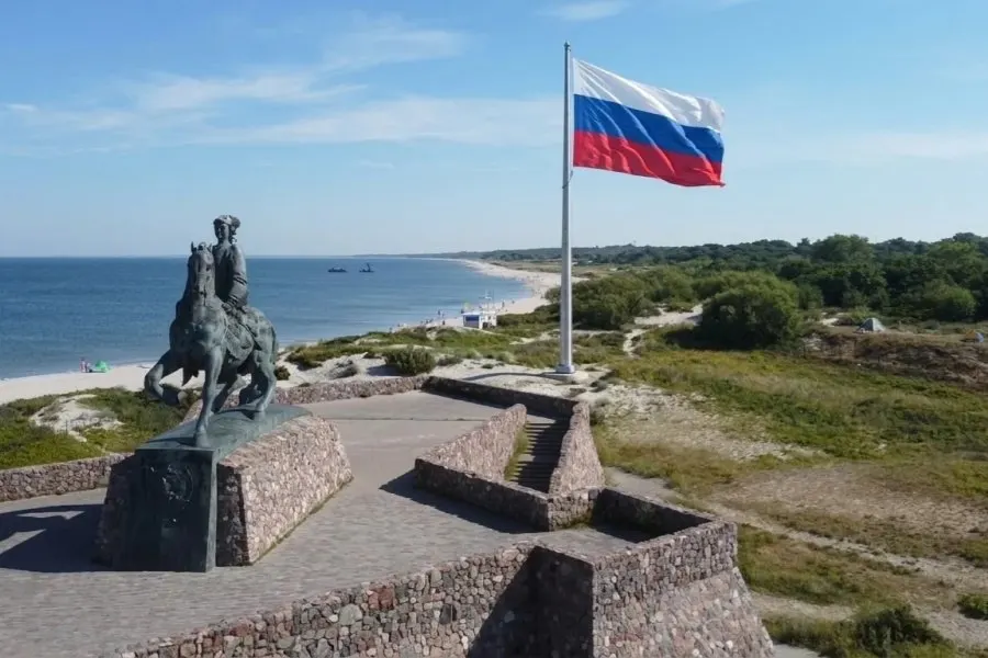 В Балтийске готовят монтаж самого высокого флагштока в регионе возле памятника Императрице Елизавете Петровне; в рамках празднования запланированы цветники и муралы.