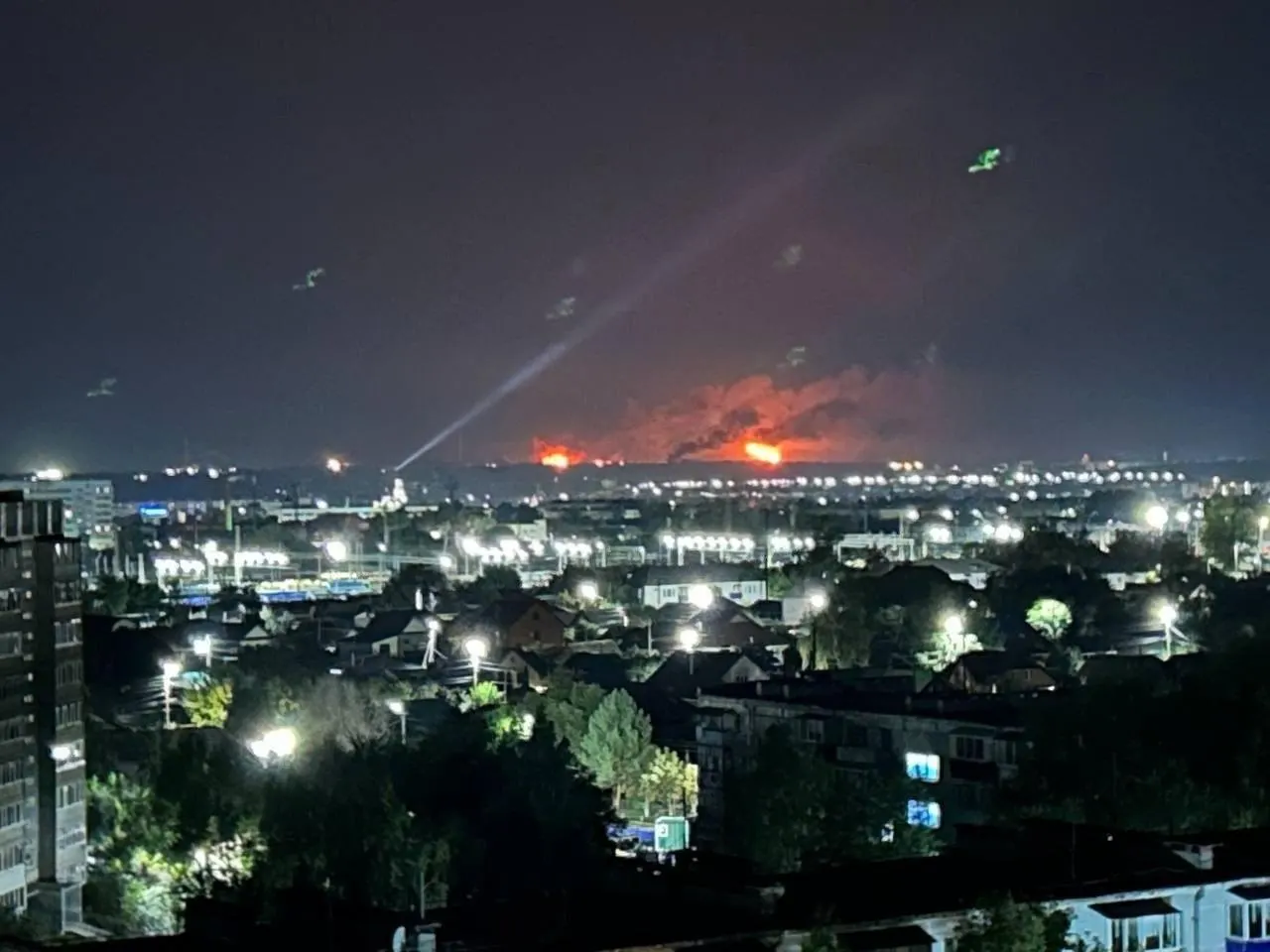 В ночном выпуске — пожар в Курске после падения обломков дронов, сообщения об атаках на НПЗ в Сызрани и Таганроге, арест активиста и дело против Noize MC, прогноз по скидкам и долговым обязательствам стран СНГ.