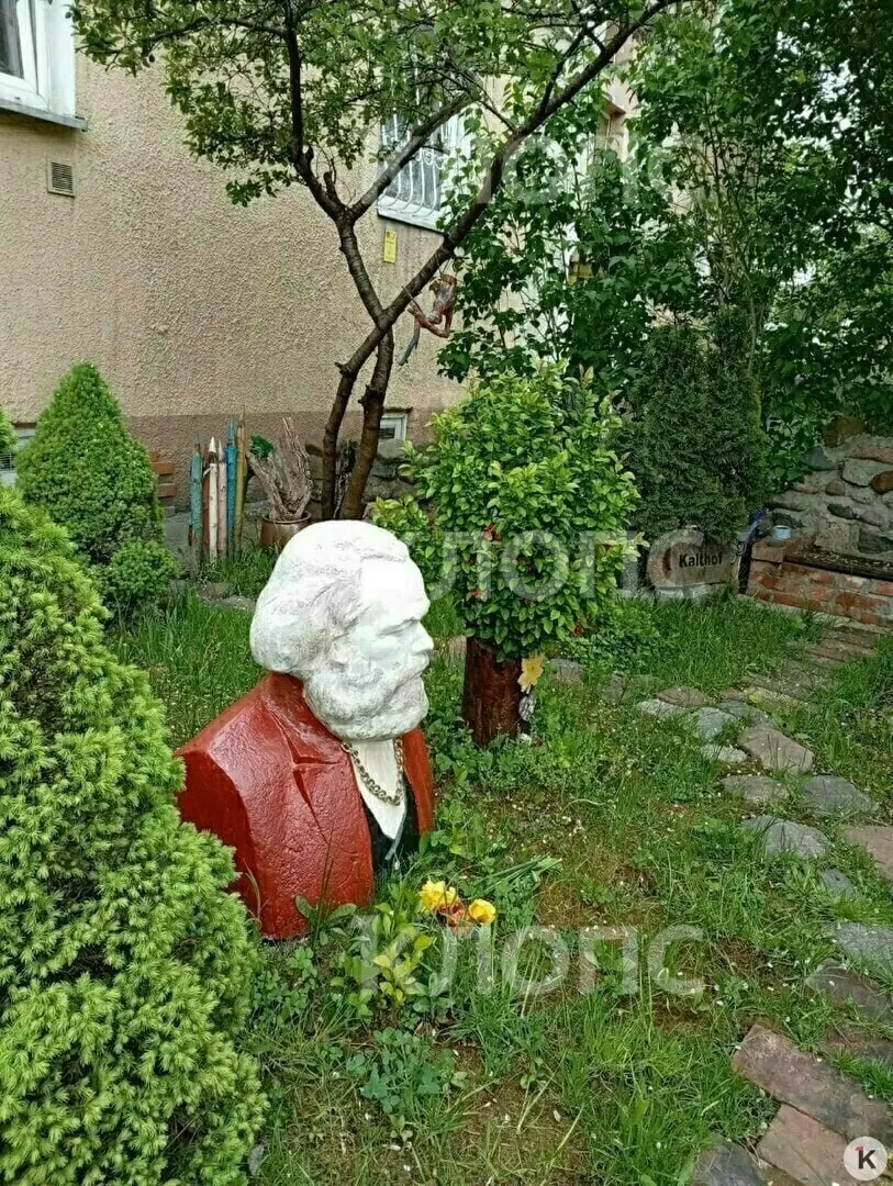 В Калининграде повредили бюст Карла Маркса, созданный художником Сергеем Довлатовым; арт-объект стал предметом вандализма, автор рассказывает историю проекта и реакции соседей.