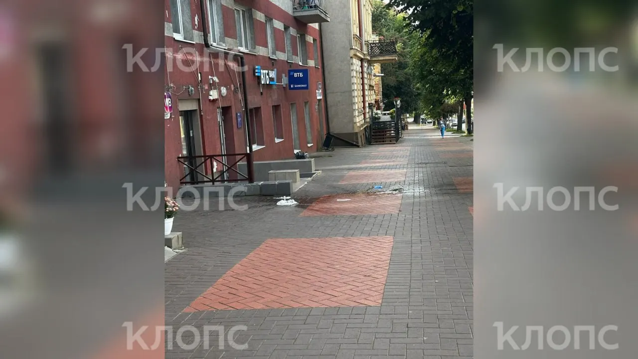 В Черняховске зафиксированы случаи, когда подростки бросают пакеты с водой с верхних этажей на прохожих; местные жители обсуждают ситуацию, полиция приняла заявление.
