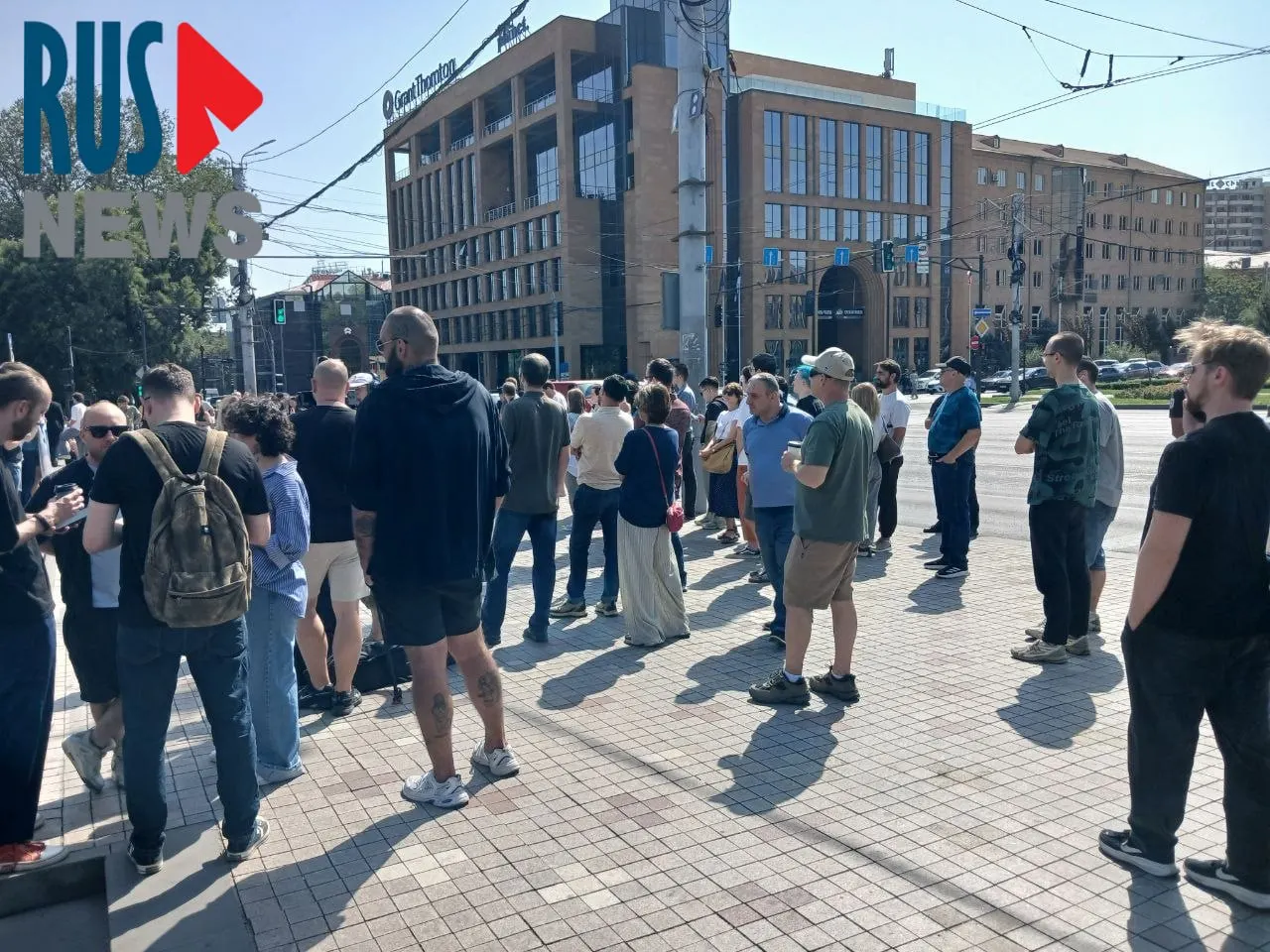 У посольства РФ в Ереване к полудню образовалась длинная очередь из избирателей; рядом проходит митинг, участвуют туристы, активисты за пацифизм и правозащитники.