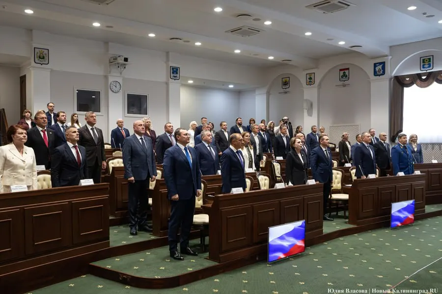 В регионе обсуждают практику выделения участков доверенным лицам и ускоренного получения разрешений на стройку, что вызывает дебаты о законности и прозрачности.