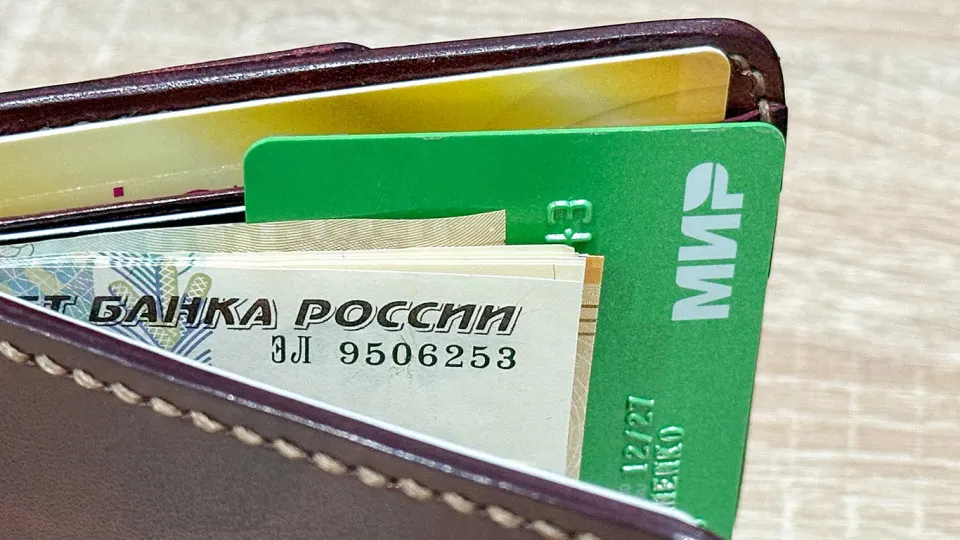 Аналитика по зарплатам и найму показывают снижение ожиданий россиян, региональные различия и переход к новой нормальности на рынке труда.