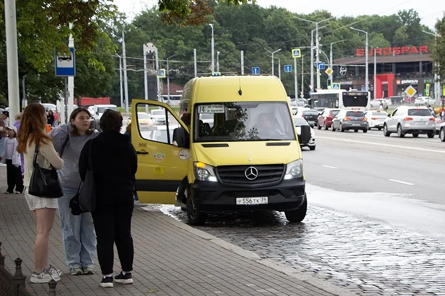 Частники сокращают парк, а новая компания обещает более высокий доход и лучший соцпакет; региональные перевозки переживают перестройку.