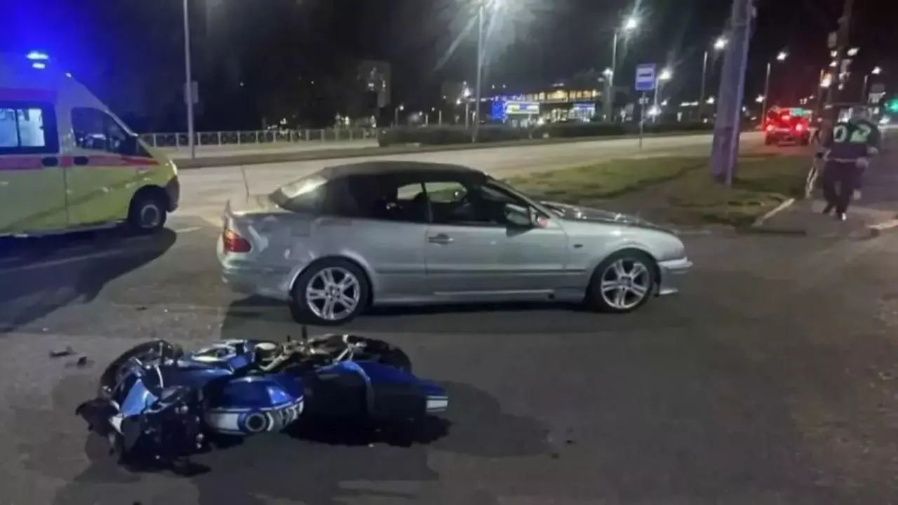 По данным полиции Калининградской области, водитель Mercedes не уступил дорогу мотоциклу Suzuki на повороте к АЗС; в результате аварии пострадал мотоциклист.
