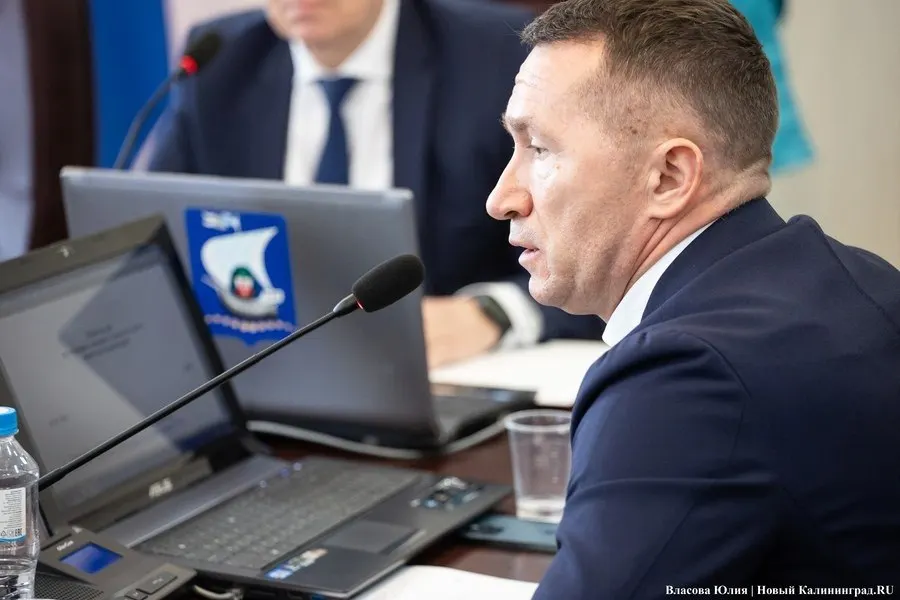 Пробки в Калининграде заметно снижают качество жизни горожан; обсуждения на заседании городской комиссии касались возможных мер по снижению заторов и улучшению дорожной инфраструктуры.